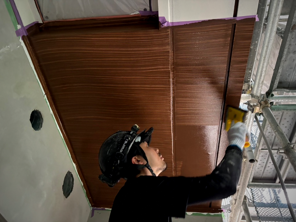 肝付の職人 特殊塗装の刷毛作業